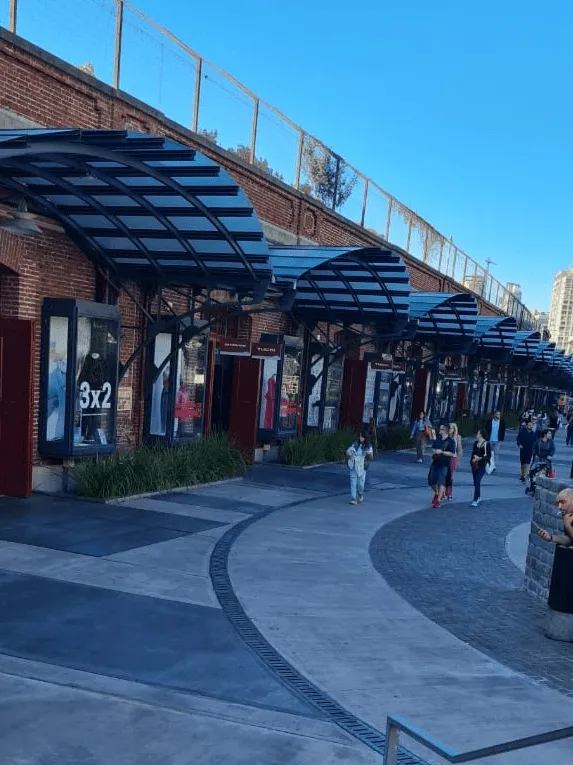 Peatonal de un centro comercial